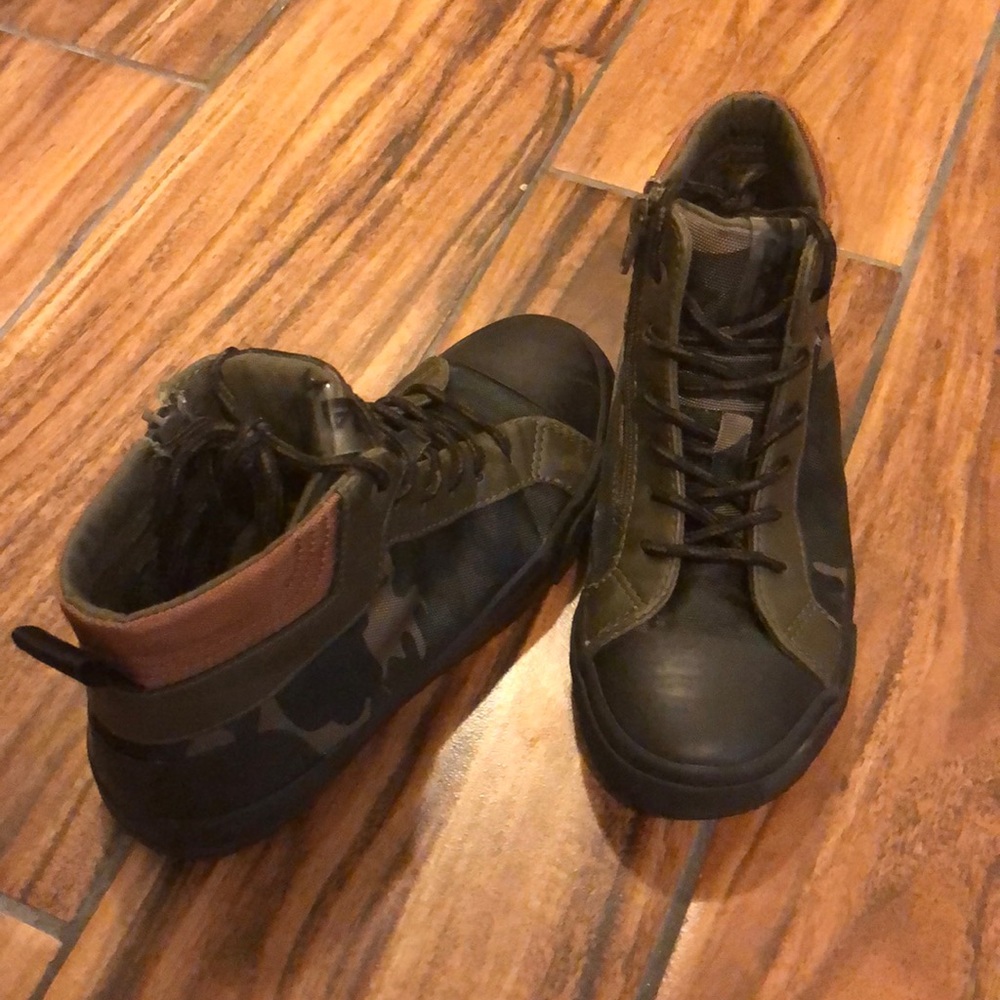 Boy fatigue sneakers size 12 - Picture 1 of 2